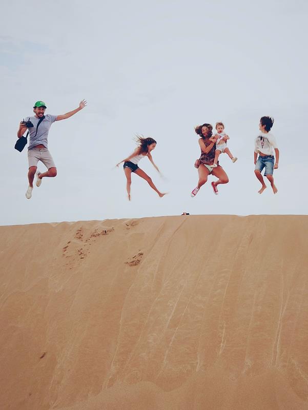 Family Revolution Masterclass - Familie springt glücklich im Sand