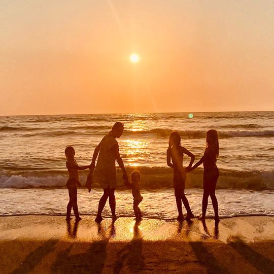 Human Design Family - Familie am Meer bei Sonnenuntergang